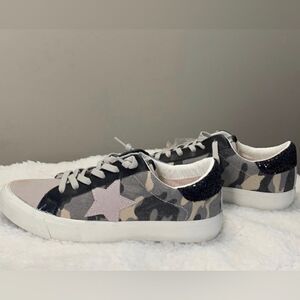 Vintage Havana Gail camo multi star sneaker- Size 8.5